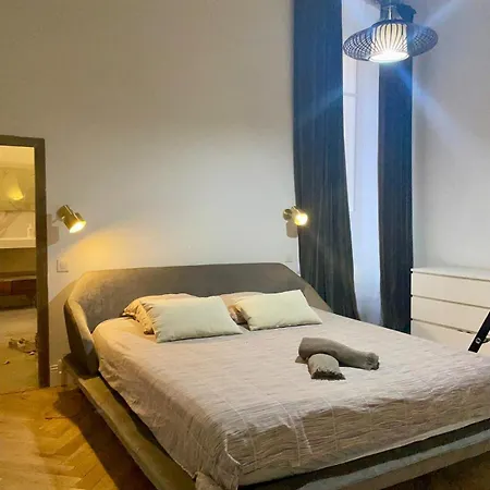 120 M2, Hyper Centre Cathedrale Proximite Ajaccio (Corsica)